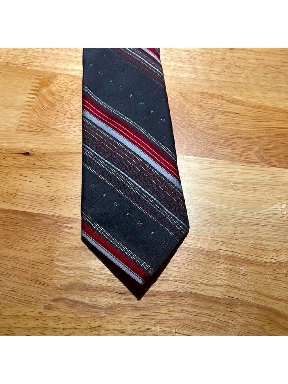 Lily Dache’ vintage men’s tie. 64” long. Preowned, good condition.